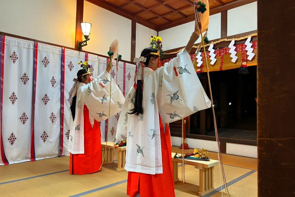 稲荷神社の例祭で奉納される浦安の舞