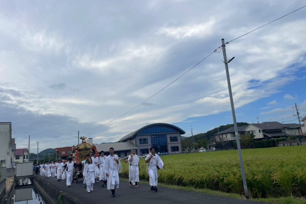 稲荷神社の神幸祭で氏子地域を巡る神輿行列