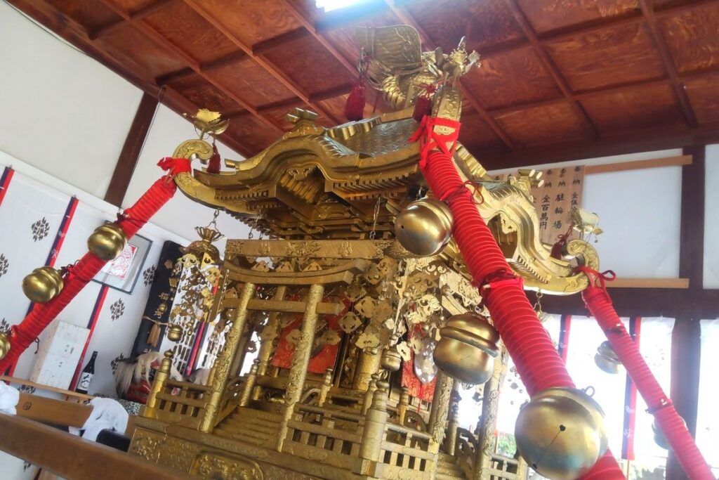 稲荷神社の神輿に施された鳳凰と装飾
