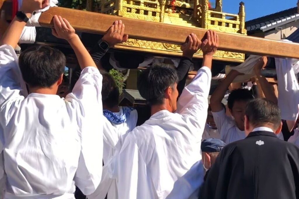 稲荷神社の神輿を担ぐ氏子
