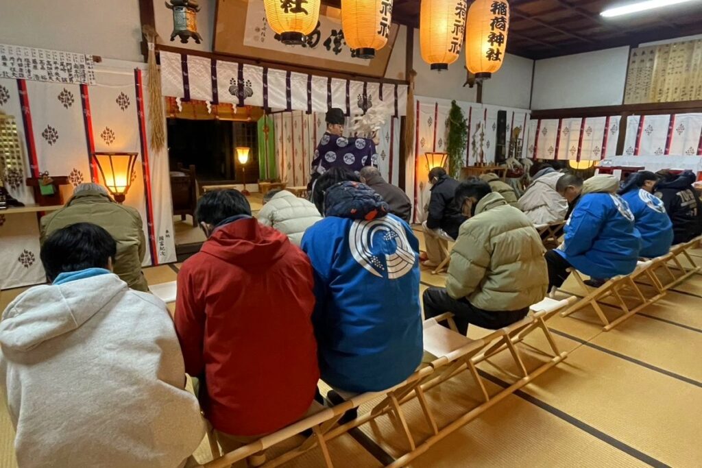 稲荷神社の除夜祭で祝詞を奏上する宮司